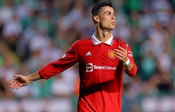 Ronaldo bất lực tìm kiếm bàn thắng thứ 700 khi MU suýt bẽ mặt