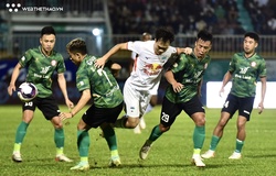 HAGL thua sốc trong 2 phút, TP. HCM thoát vị trí cuối bảng