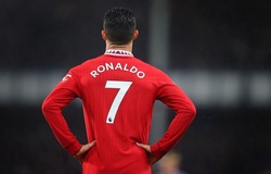 Phản ứng của Ronaldo sau khi bị trừng phạt loại khỏi đội hình MU