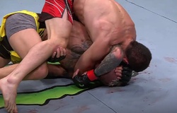 Islam Makhachev "hạ đẹp" Charles Oliveira, tặng đai cho Khabib