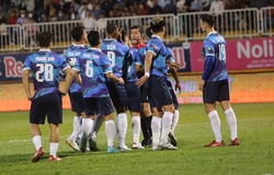 8 cầu thủ Bình Định xúm lại phản ứng trọng tài vì thổi penalty cho HAGL