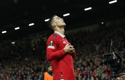Ronaldo thay đổi cách ăn mừng với MU: Từ “siuuu” thành “ngủ”