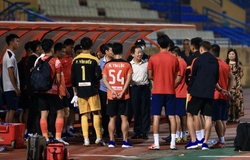 Bầu Hiển xuống sân động viên cầu thủ Đà Nẵng sau trận thua Hà Nội
