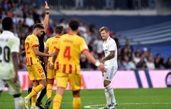 Toni Kroos lần đầu tiên nhận thẻ đỏ sau 740 trận