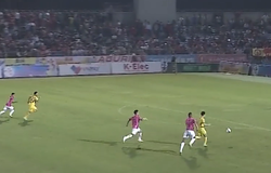 NHM sục sôi với pha chuyền bóng khó hiểu của Văn Toàn cho Minh Vương