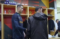 Bruno Fernandes lạnh lùng bắt tay Ronaldo ở đội tuyển Bồ Đào Nha