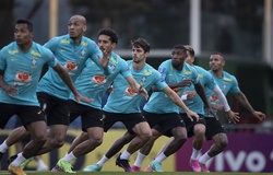 HLV Tite hướng dẫn cầu thủ Brazil qua TV trên sân trước khi tập luyện