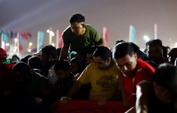 CĐV chen lấn xô đẩy, gây náo loạn tại World Cup để được uống bia