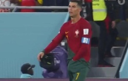 Video: Ronaldo chỉ mặt trọng tài xong... sờ "vùng nhạy cảm"