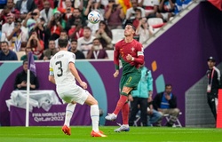 Video: Ronaldo suýt có pha kiến tạo không tưởng bằng vai trước Uruguay