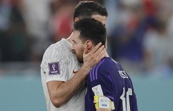 Messi phớt lờ bắt tay Lewandowski và "nói gì bí mật" sau trận?