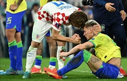 Các cầu thủ Brazil bật khóc trên sân sau khi thua luân lưu Croatia 