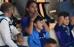 Con trai Messi ngủ gật khi Argentina bước vào loạt luân lưu