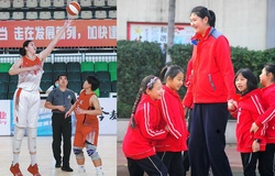 Cô bé cao 2m27 được người Trung Quốc kỳ vọng trở thành Yao Ming phiên bản nữ