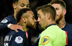 Neymar nhận thẻ đỏ ngớ ngẩn trong vòng 2 phút như thế nào?