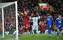Tiền đạo Liverpool vô duyên nhưng đã có hậu vệ Leicester “hỗ trợ”