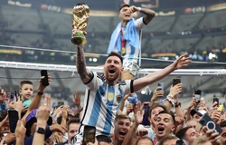 Bức ảnh phá kỷ lục trên Instagram: Messi vô tình nâng cúp... giả