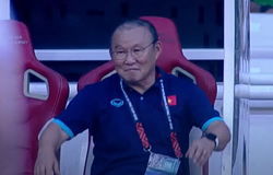 Phản ứng của HLV Park Hang Seo khi Văn Hậu bị cầu thủ Indonesia quét trụ