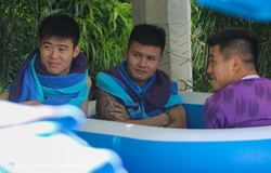 Tuyển Việt Nam tranh thủ tập hồi phục, Quang Hải co ro ngâm nước lạnh ở Indonesia