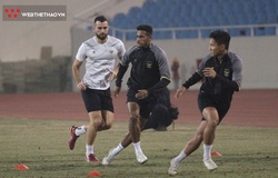 Cựu sao Ngoại hạng Anh “chơi trội” ở Mỹ Đình giữa tiết trời lạnh của Hà Nội