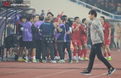 Khoảnh khắc ám ảnh CĐV Indonesia: Ông Shin lầm lũi bước qua, ông Park ăn mừng chiến thắng