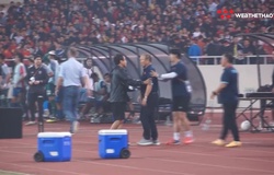 Video: HLV Park Hang Seo ném áo, “giận tím mặt” đi vào đường hầm khi hòa hú vía Thái Lan