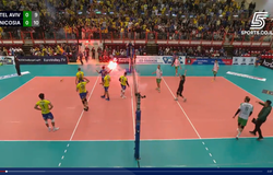 Pháo sáng và bạo loạn bùng nổ trên sân bóng chuyền