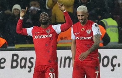 Atsu sống sót trong trận động đất sau khi rơi xuống từ tầng 9