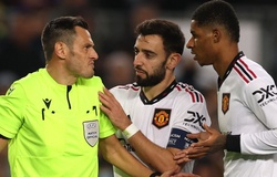 Ten Hag nổi giận khi cầu thủ Barca thoát thẻ đỏ trước MU