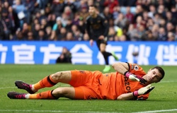 Thủ môn Martinez “tặng quà” cho Arsenal bằng pha phản lưới hy hữu