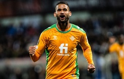 Đối thủ của MU thắng gây tranh cãi với 3 quả phạt đền và 2 thẻ đỏ