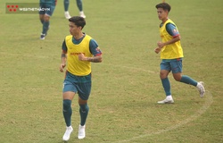 HLV Troussier “trộn” cầu thủ U23 Việt Nam tập cùng ĐTQG