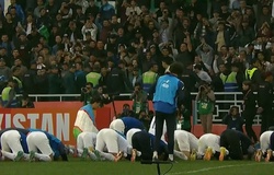 Đoạt vé dự World Cup, cầu thủ U20 Uzbekistan quỳ lạy cảm ơn NHM