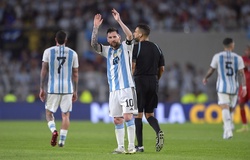 Messi “trả lời” Ronaldo bằng bàn thắng sút phạt cho Argentina