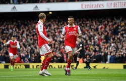 Gabriel Jesus giúp Arsenal tái lập khoảng cách 5 điểm với Man City
