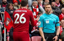 Hậu vệ Liverpool bị trọng tài biên thúc cùi chỏ vào mặt