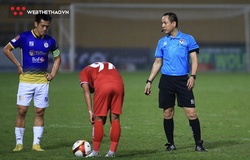 Văn Quyết nhận thẻ đỏ vì thúc cùi chỏ trọng tài từng bị húc đầu vào mặt?