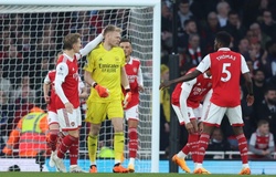 Thủ môn Arsenal lặp lại sai lầm của De Gea sau 27 giây