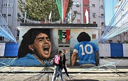 Hình ảnh thành phố Napoli chuẩn bị cho màn ăn mừng Scudetto