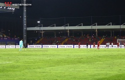 Trước lúc “gánh còng lưng”, Quan Văn Chuẩn thong thả lên tận nửa sân ở trận gặp U22 Lào