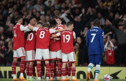 Arsenal đòi lại ngôi đầu bảng sau 30 phút huỷ diệt Chelsea