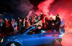 Hình ảnh CĐV Napoli ăn mừng điên cuồng ở sân Maradona sau khi vô địch