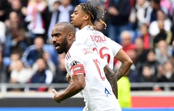 Cựu tiền đạo Arsenal ghi 4 bàn để tạo nên màn ngược dòng kỳ lạ