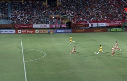 Trợ lý trọng tài Thành Sơn mắc sai lầm nghiêm trọng, khiến SLNA mất oan bàn thắng trước CAHN