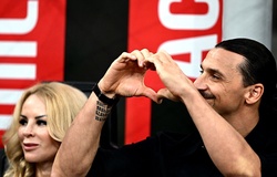 Zlatan Ibrahimovic chia tay bóng đá sau sự nghiệp 25 năm phi thường