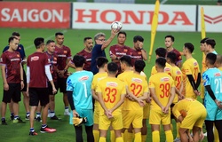 Một tuyển thủ Việt Nam bị trả về CLB ngay ngày đầu tập luyện