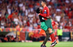 CĐV Bồ Đào Nha lao vào sân nhấc bổng Ronaldo và ăn mừng… Siuuu