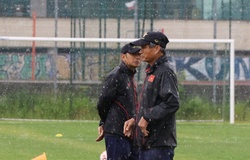 Tuyển nữ Việt Nam rèn quân dưới cơn mưa nặng hạt ở Ba Lan