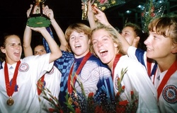 Giải vô địch bóng đá nữ thế giới lần đầu tiên diễn ra như thế nào?