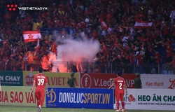 CĐV nhí bị bỏng vì pháo sáng ở trận Hà Nội vs Hải Phòng
